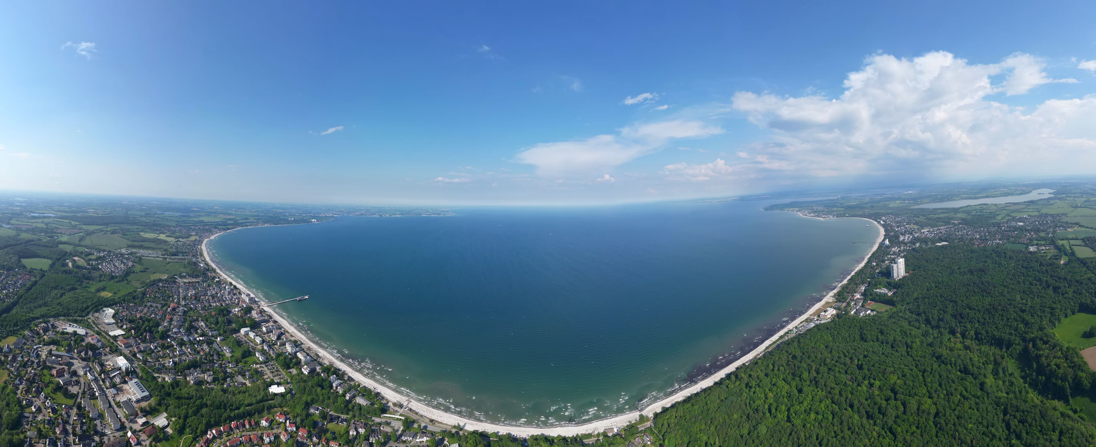 Weitwinkel-Drohnenfoto der Ostseeküste mit Fokus auf touristische Infrastruktur