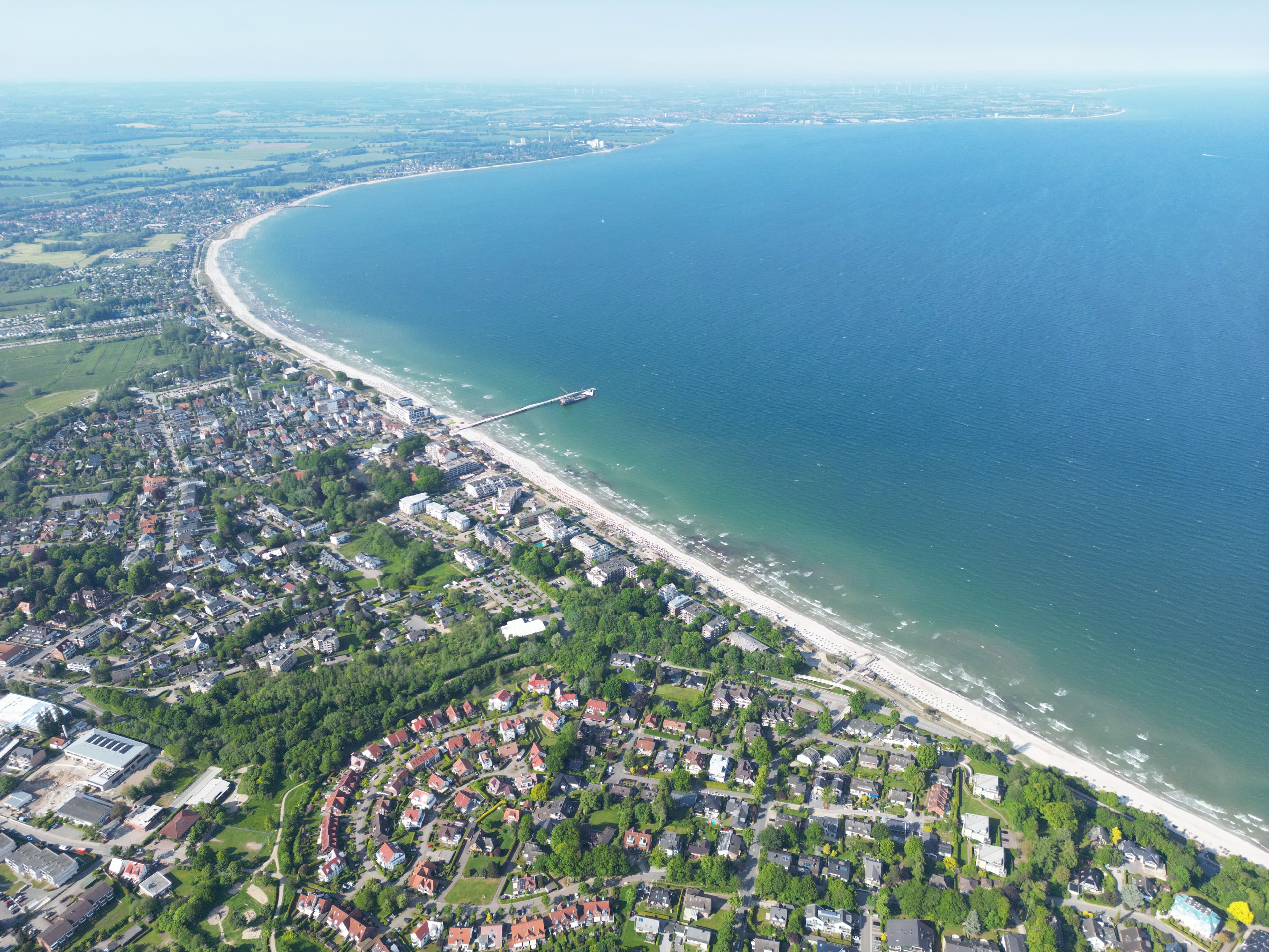 Luftaufnahme von Ferienwohnungen in erster Strandreihe in Scharbeutz