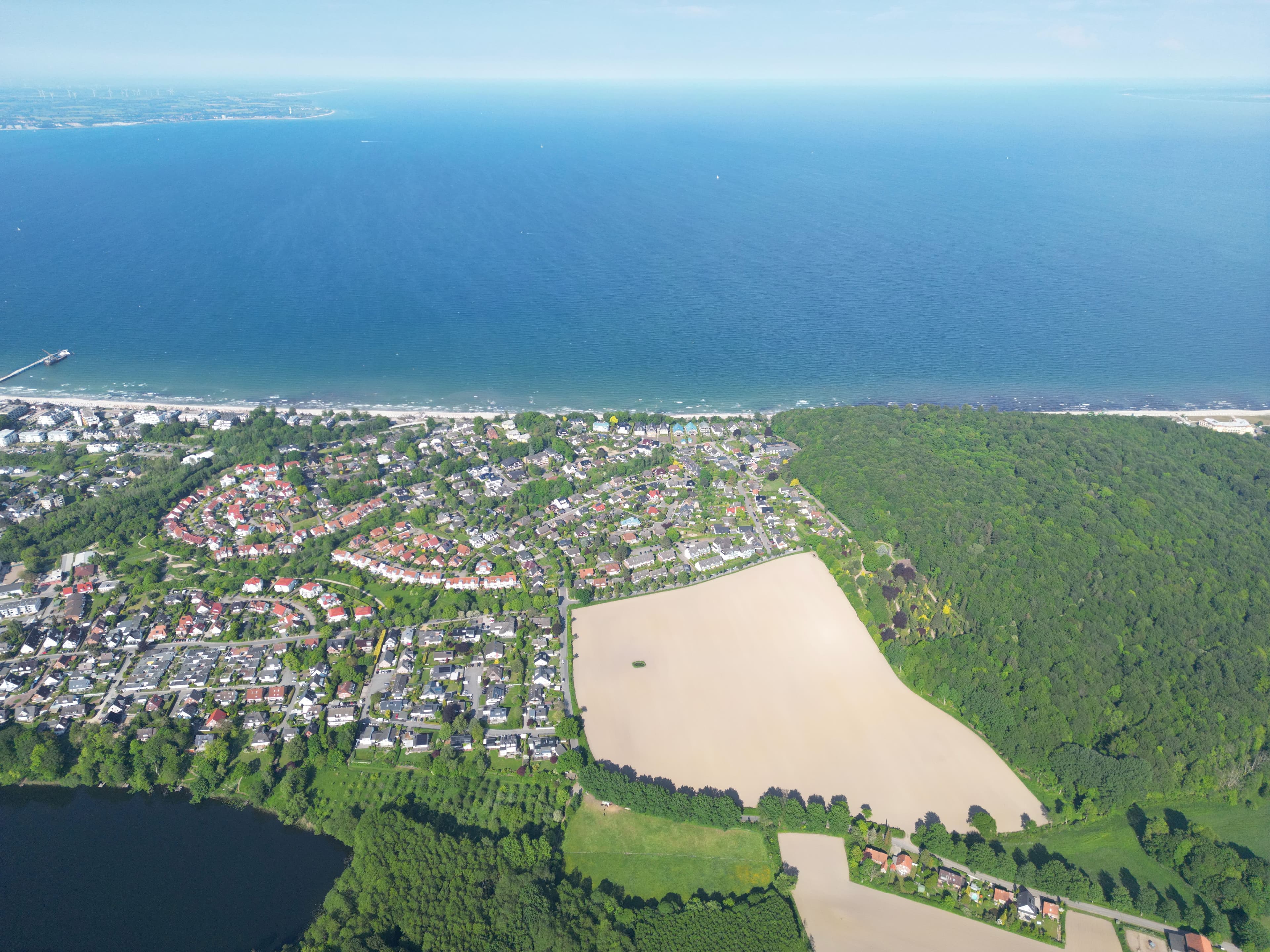 Drohnenbild eines Ferienhauses mit gepflegtem Garten in der Lübecker Bucht