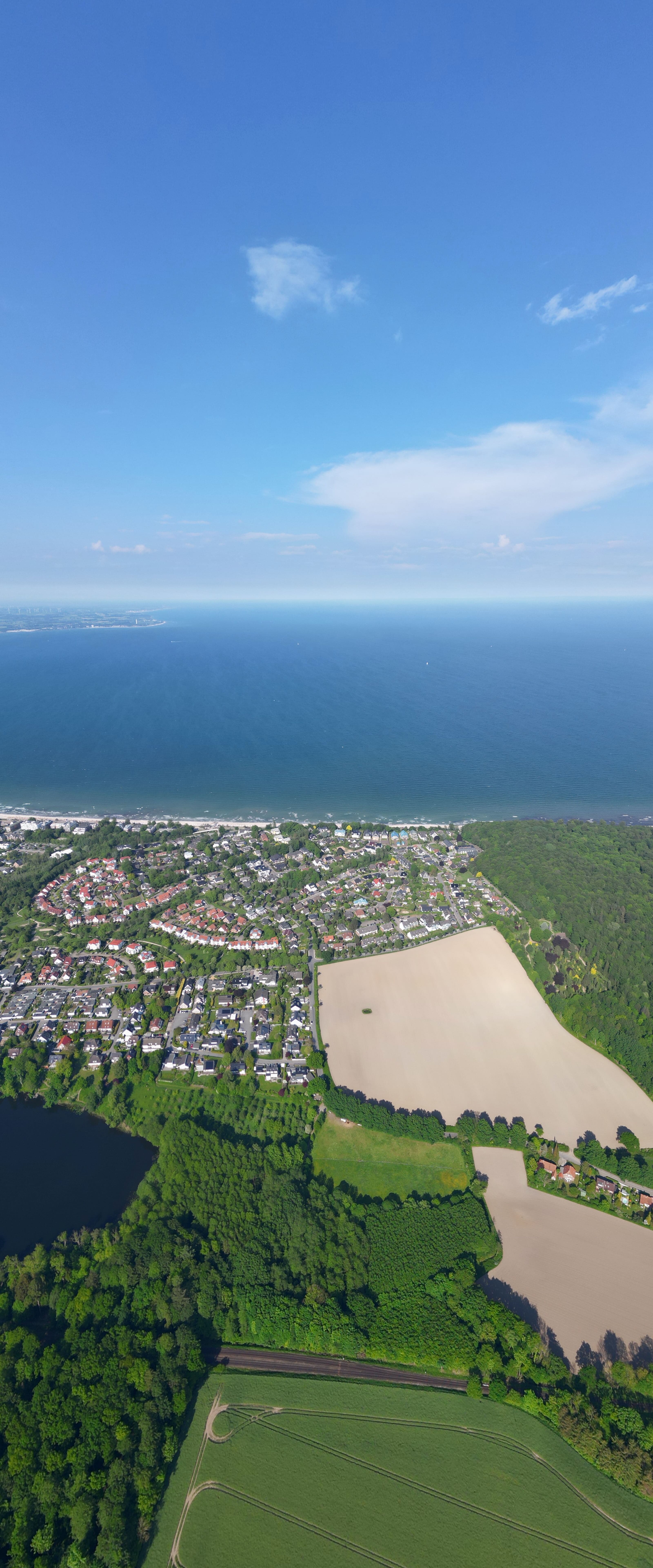 Vertikales Drohnenfoto einer luxuriösen Penthouse-Wohnung an der Ostseeküste