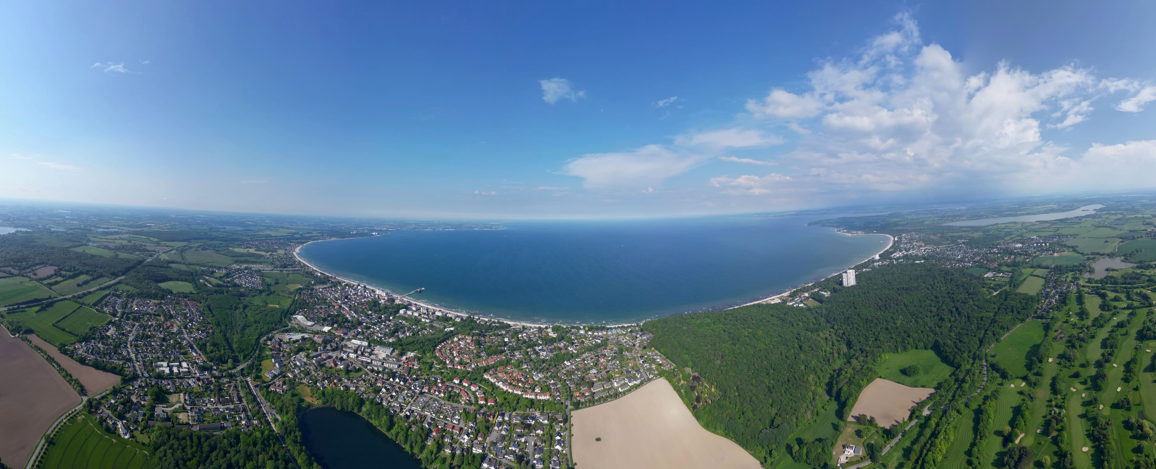 Panorama-Luftbild des Strandes von Scharbeutz mit angrenzenden Ferienhäusern