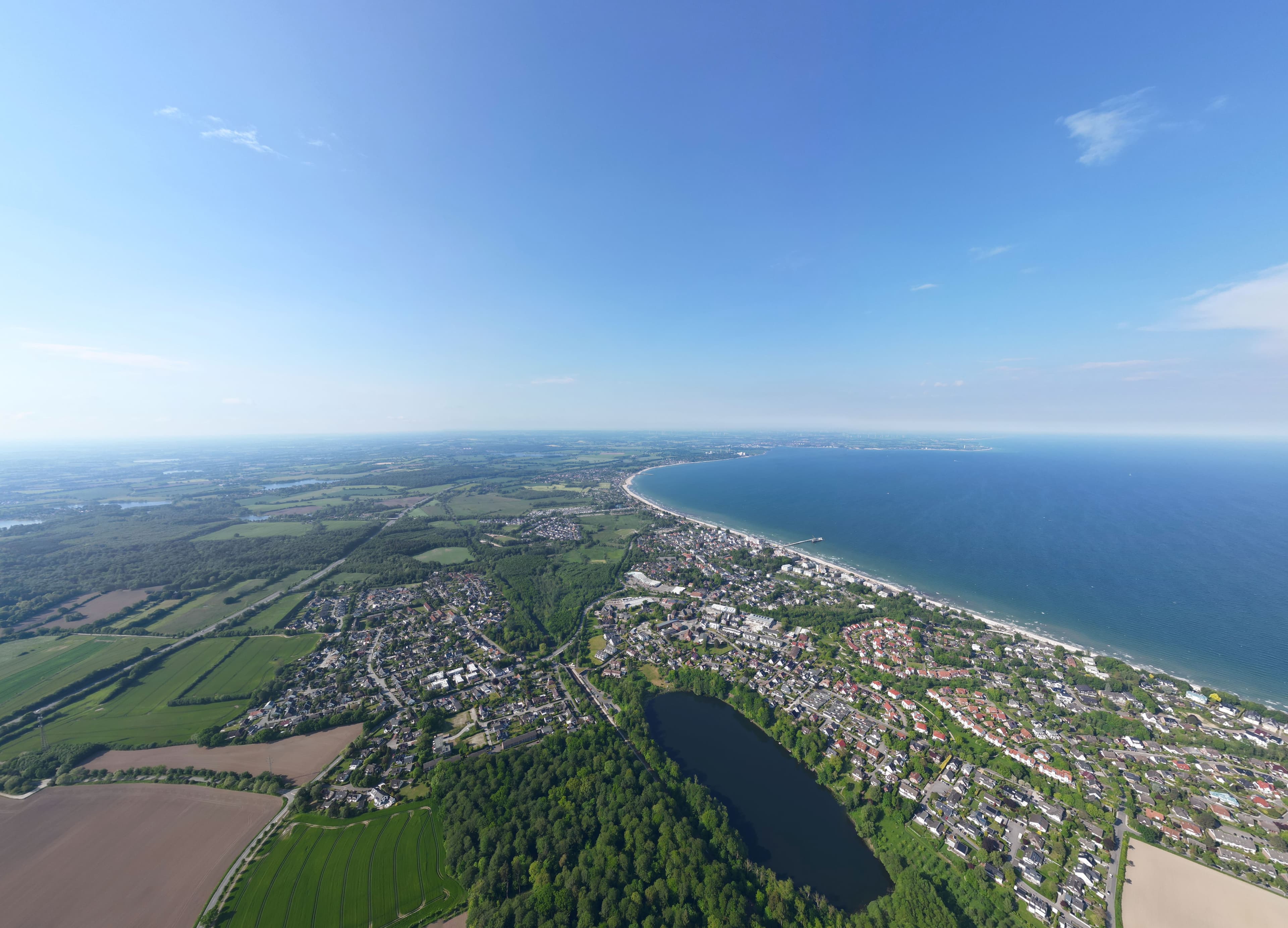 Übersichtsaufnahme eines Ferienresorts an der Ostsee bei perfektem Wetter