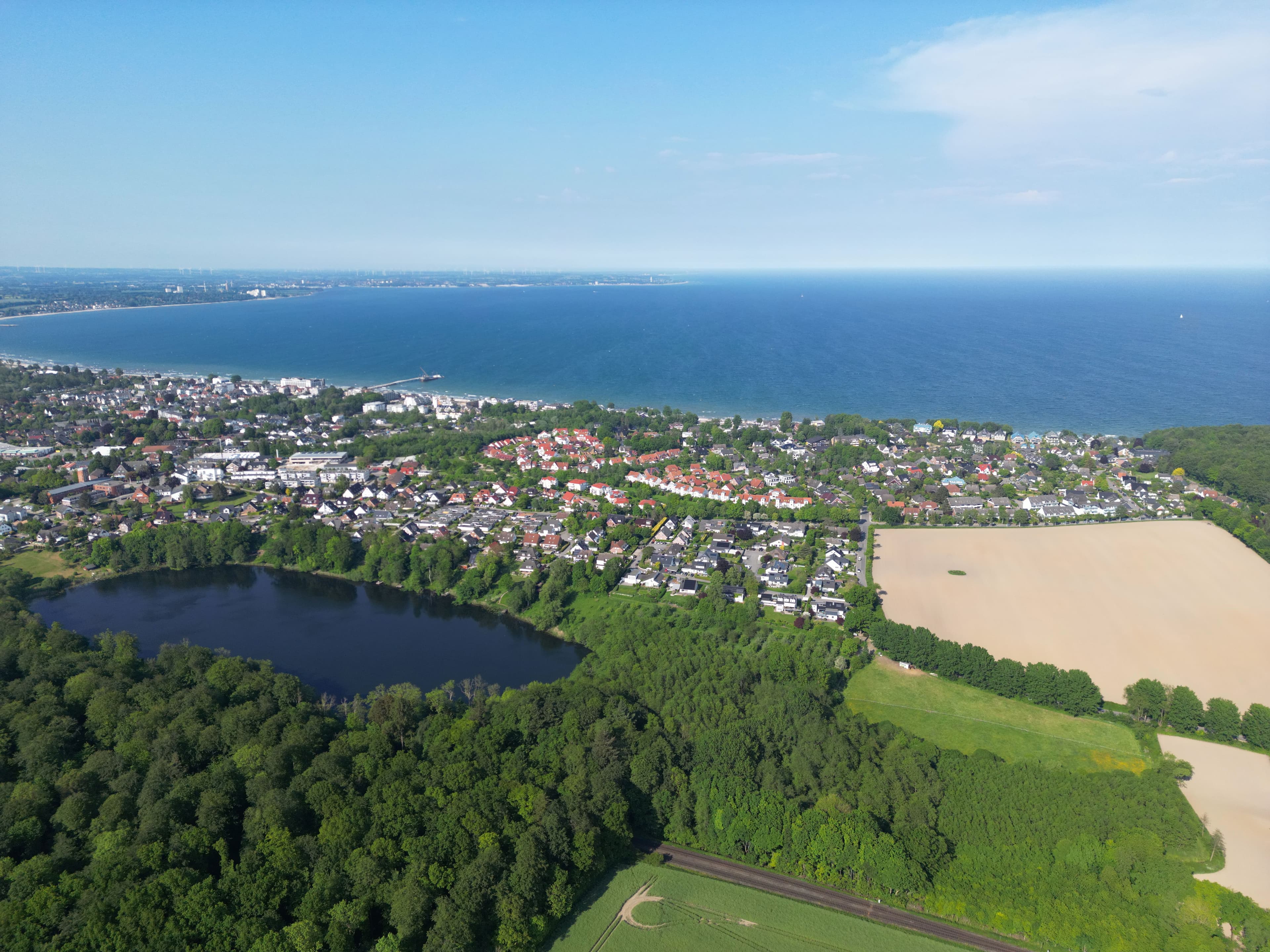 Luftaufnahme der Küstenlinie von Scharbeutz mit Fokus auf Premium-Immobilien