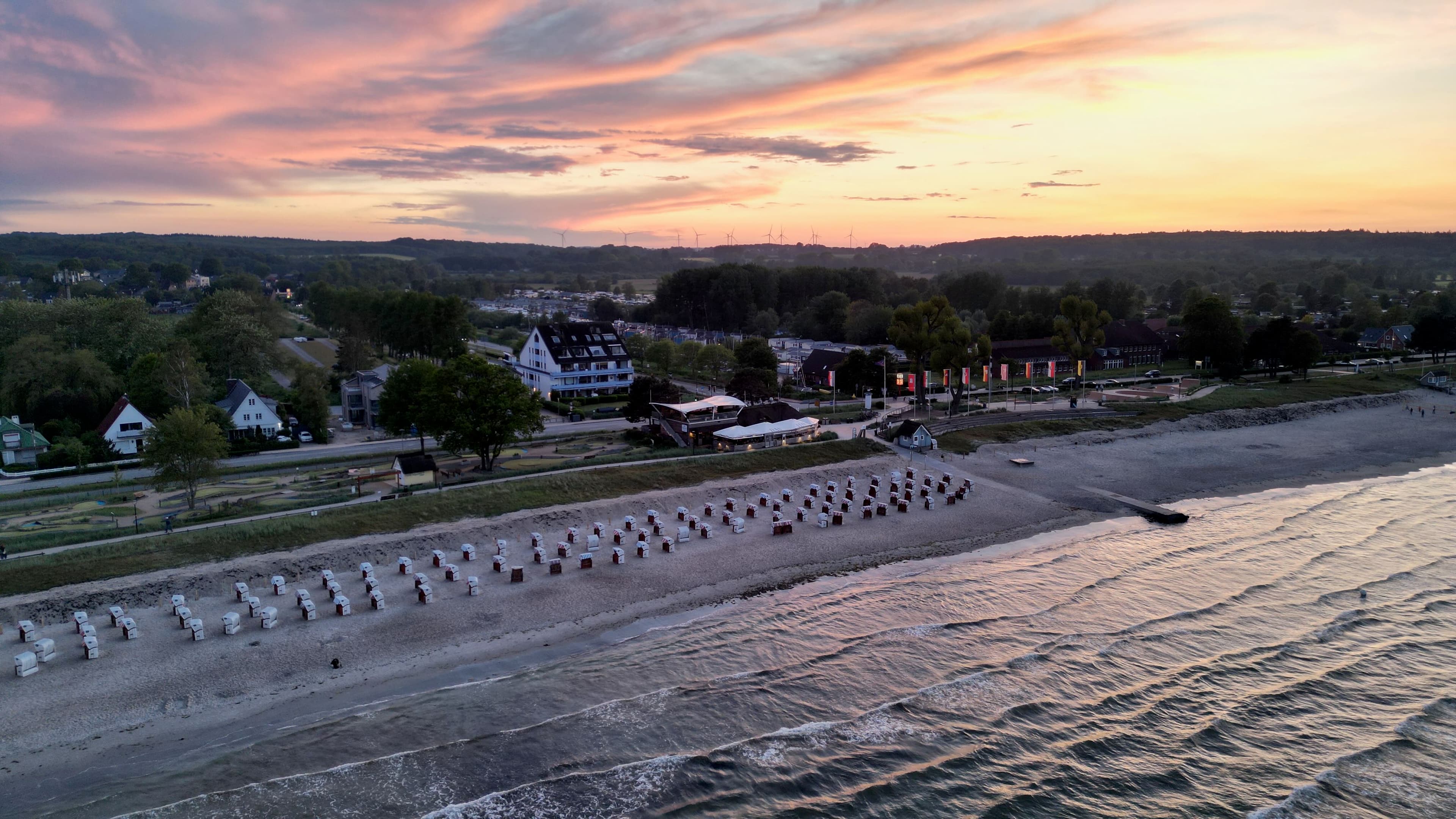 Drohnenfotografie einer modernen Ferienanlage mit Poolbereich an der Ostsee