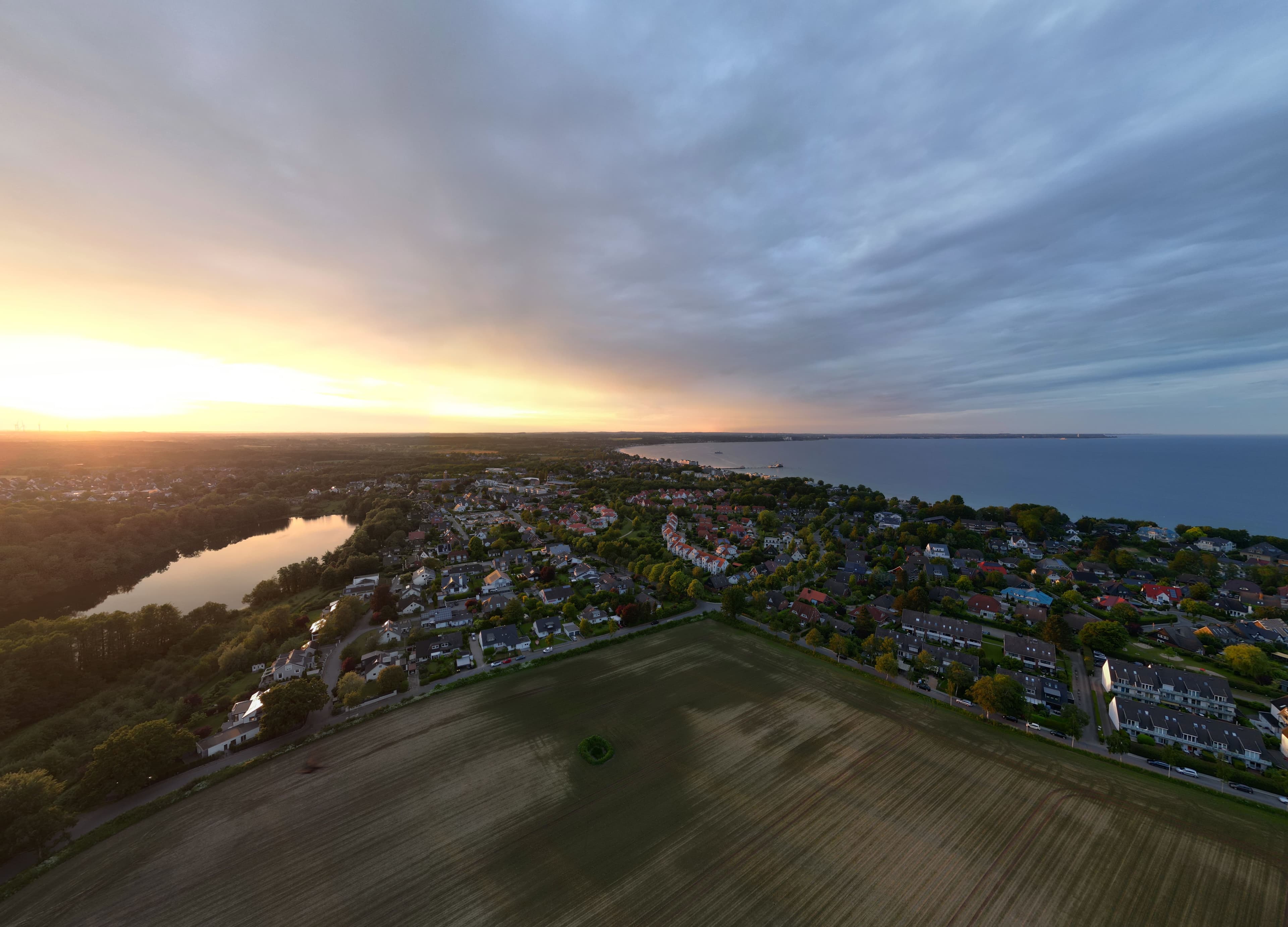 Drohnenbild der Strandpromenade in Scharbeutz mit modernen Ferienapartments